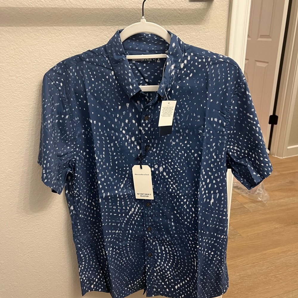 Brand New with Tags Mens A & F Don’t Sweat It Collection Shirtsleeve Shirt